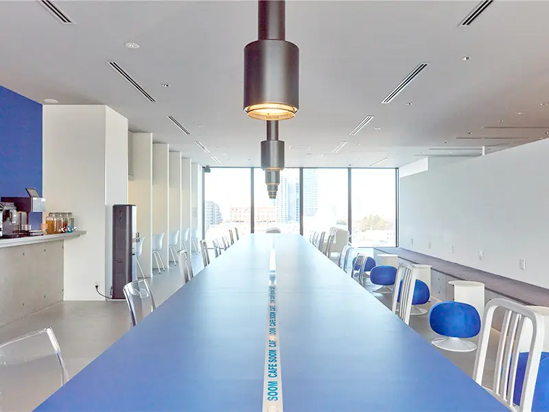 チェックアウトし、カフェで作業