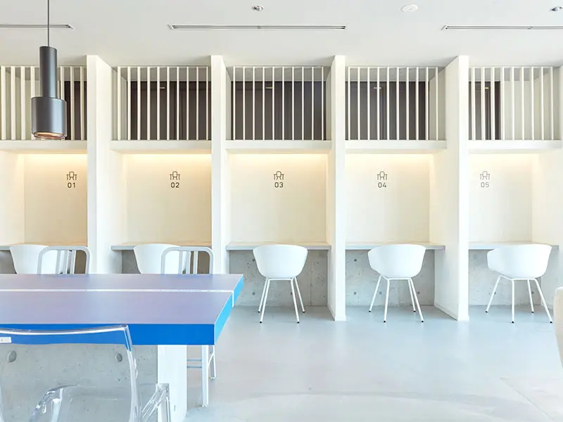 スムカフェのデスクブースで作業。