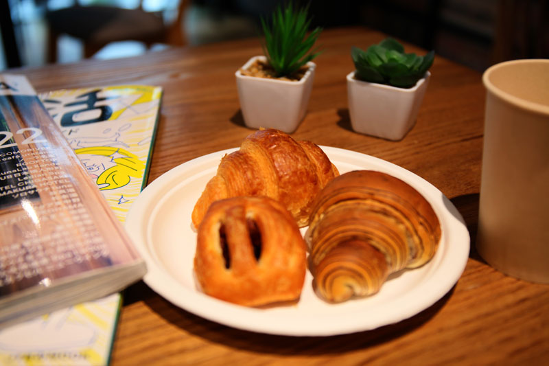 雑誌を読みながらくつろぎのひと時を